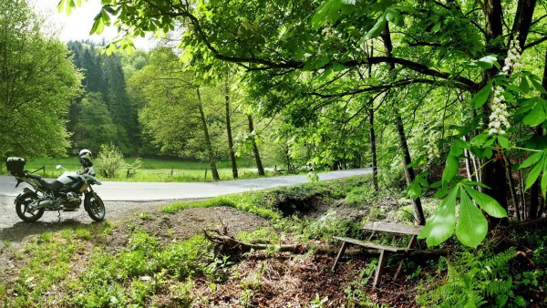 P1040257_stitchaa1920k16_9_2.jpg (622.74 KiB) 3341 mal betrachtet "Bank" bei Vierbuchermühle (zwischen Waldbröl und Rosbach)