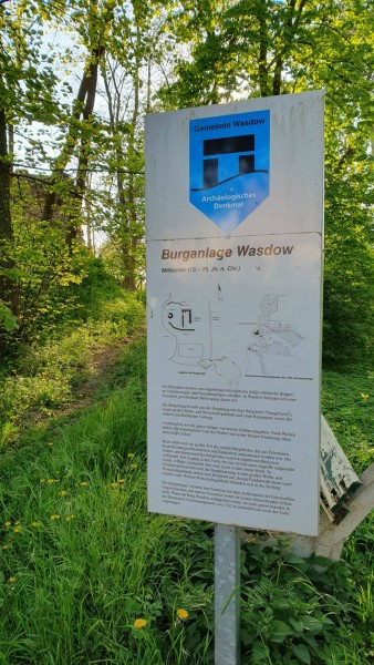 Burgruine Wasdow bei Gnoien.; keine Ausschilderung; man benötigt eine navigierbare topografische Karte und läuft über Privatgrundstücke?