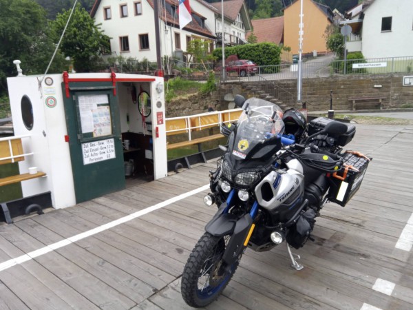 Auf der ältesten in Deutschland fahrenden Flussfähre.