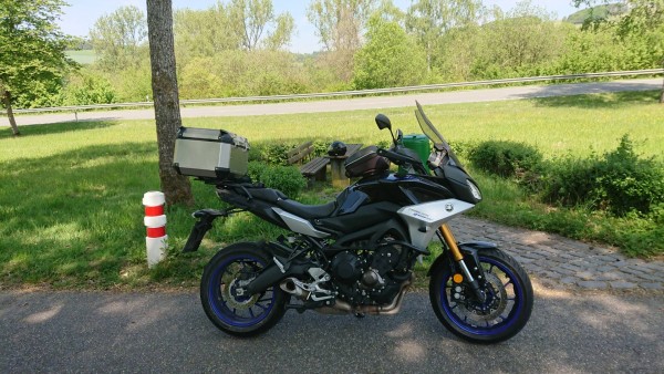 DSC_0588.JPG (426.51 KiB) 2512 mal betrachtet Ja das Topcase ist voll, Luxemburg hat wieder auf....