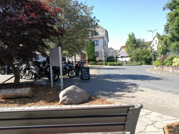 XT-hinter-einer-Bank.jpg (445.58 KiB) 3130 mal betrachtet Suchbild