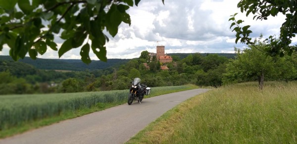 die Burg Gamburg im Hintergrund