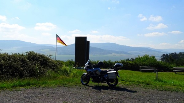 Es wächst zusammen, was zusammen gehört _  Wir sind das Volk