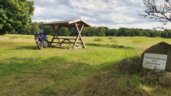 an einer Kreisstraße im LK Rostock / Land die teilweise eine reine Sandpiste ist