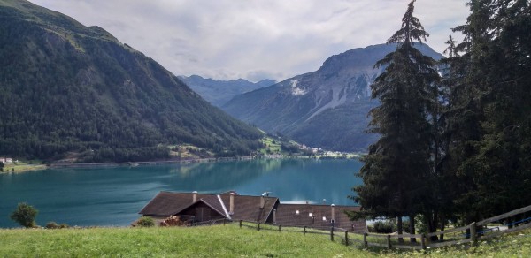 Reschensee von der kleinen Straße oberhalb