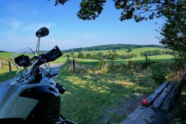 P1050161a1280_k.JPG (171.53 KiB) 2315 mal betrachtet Bank zwischen Thieringhausen u. Neuenkleusheim, Nähe Biggesee