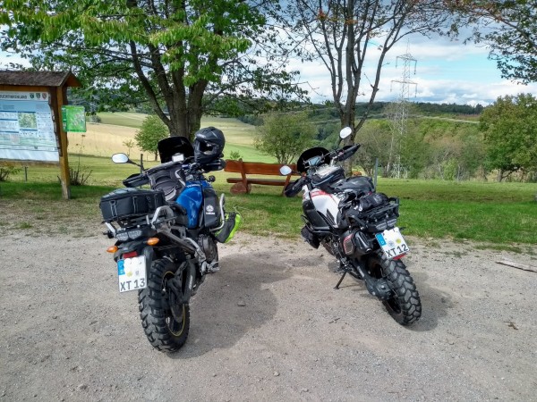 Die beiden Ladys von tomacs und meiner vor einer Bank irgendwo im Westerwald