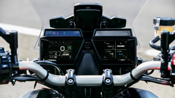 2021-Yamaha-MT09TRGT-EU-Detail-012-03_Mobile.jpg