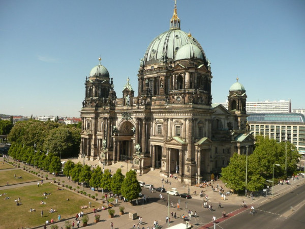 150524-Berliner_Dom.JPG (232.06 KiB) 2870 mal betrachtet Kreuzende Radfahrer