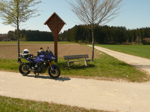 210426-Kammeltal-2.JPG (284.99 KiB) 3702 mal betrachtet Tracer vor leerem Marterl