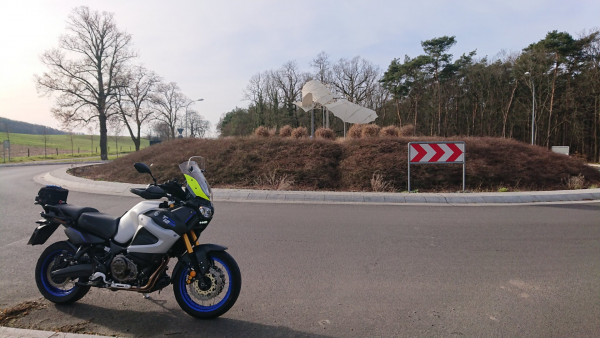 Kreisverkehr mit Denkmal