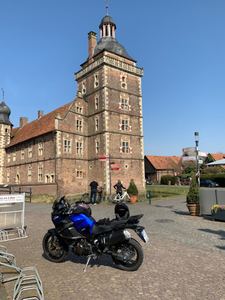 Kleine Tour durchs Münsterland bei einer Pause am Schloss Velen. Endlich mal schön warm.