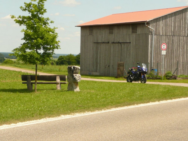 220611-Scharenstetten-2.JPG (249.74 KiB) 3221 mal betrachtet ...vor der Bank