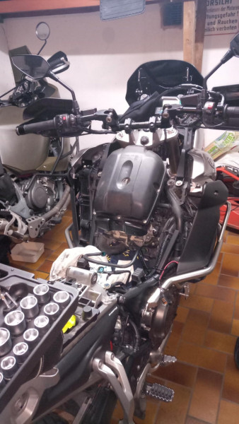 Motorrad ohne Tank.jpeg