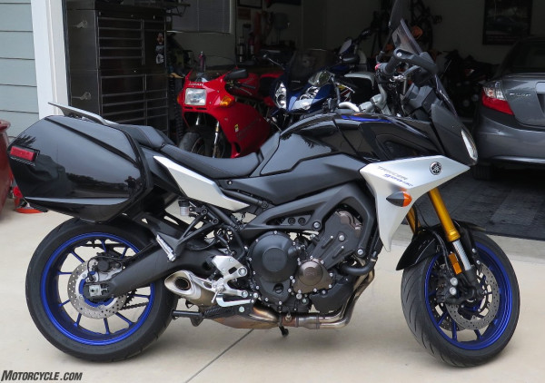 Tracer900-GT-2019-midnightblack.jpg (189.61 KiB) 4620 mal betrachtet mattschwarz-glänzend schwarz-silber-blau