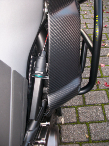 Kfz-Stecker-Buchse mit Klappdeckel auf Strebe mit Kabelbinder befestigt und über fliegende Sicherung an Batterie angeschlossen