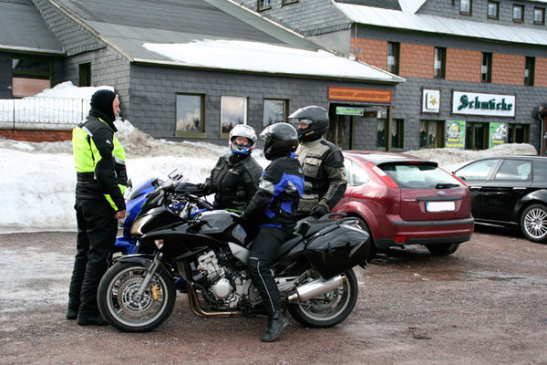 Gasthaus Schmücke. Der Typ rechts mit dem Endurohelm is der Papa :-)