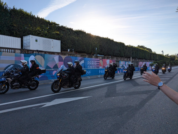PXL_20240810_055804180.jpg (642.58 KiB) 6421 mal betrachtet Heute eine ganze Meute (ca 6) als Vorauskommando beim olympischen Marathon in Paris