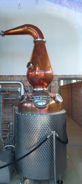... Gin, Whisky, div. Obstbrände, Rum (nicht selbst destilliert, aber verfeinert)