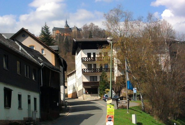 Posthotel Anfahrt: dort wo der PKW seht, ist der Hotelparkplatz, dahinter der Eingang