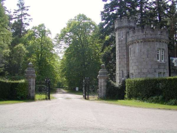 Einfahrt durch eine 1,6km langen Lindenalle zum Schloss