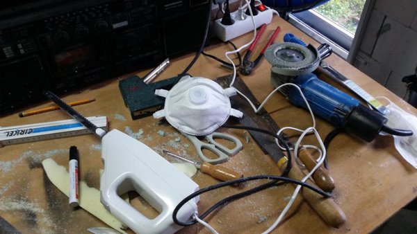 Das Werkzeug, Flex mit Schruppscheibe, elektr. Fleischmesser, Pfeilen, Schere usw...