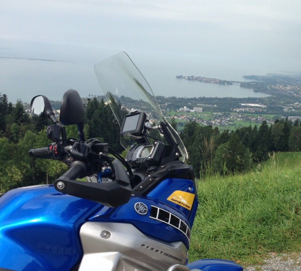 590er mit Touratech Halterung an OTR Strebe im - Hintergrund der Bodensee mit Halbinsel Lindau ;-)