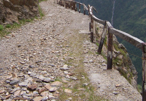 Da bin ich mit der VFR bei Regen hoch.<br />Beileibe keine Enduro