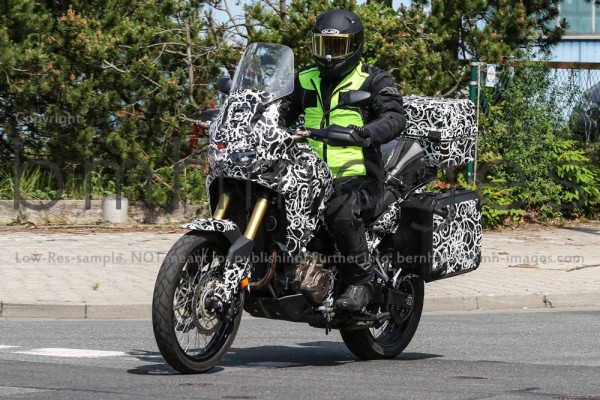 Motorok-Honda-Africa-Twin-Bernhard-M-Hohne_motorrevu.jpg